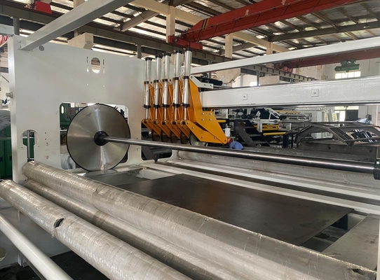 Machines de laminage et de découpe non tissées