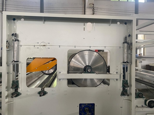 Machines de laminage et de découpe non tissées
