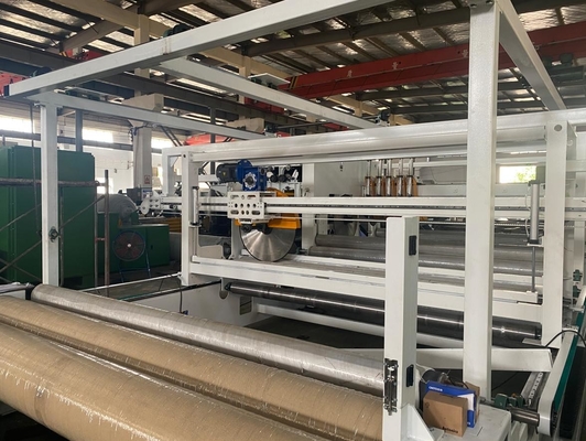 Machines de laminage et de découpe non tissées