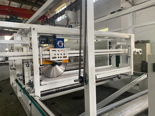 Machines de laminage et de découpe non tissées