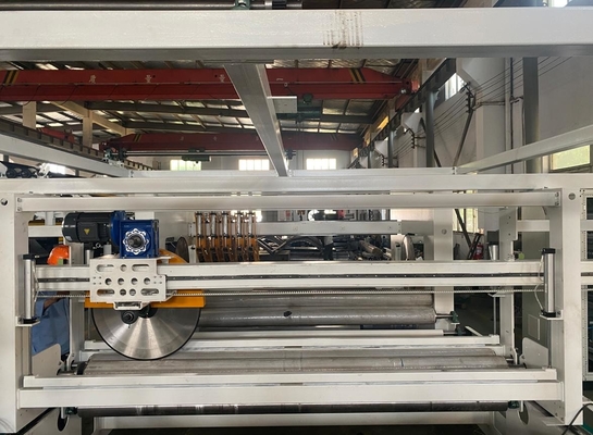 Machines de laminage et de découpe non tissées