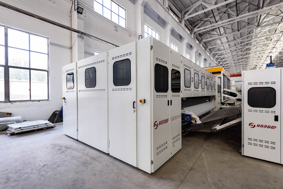 Équipement et machine pour la fabrication de lamelles en croix non tissées blanches de grande capacité