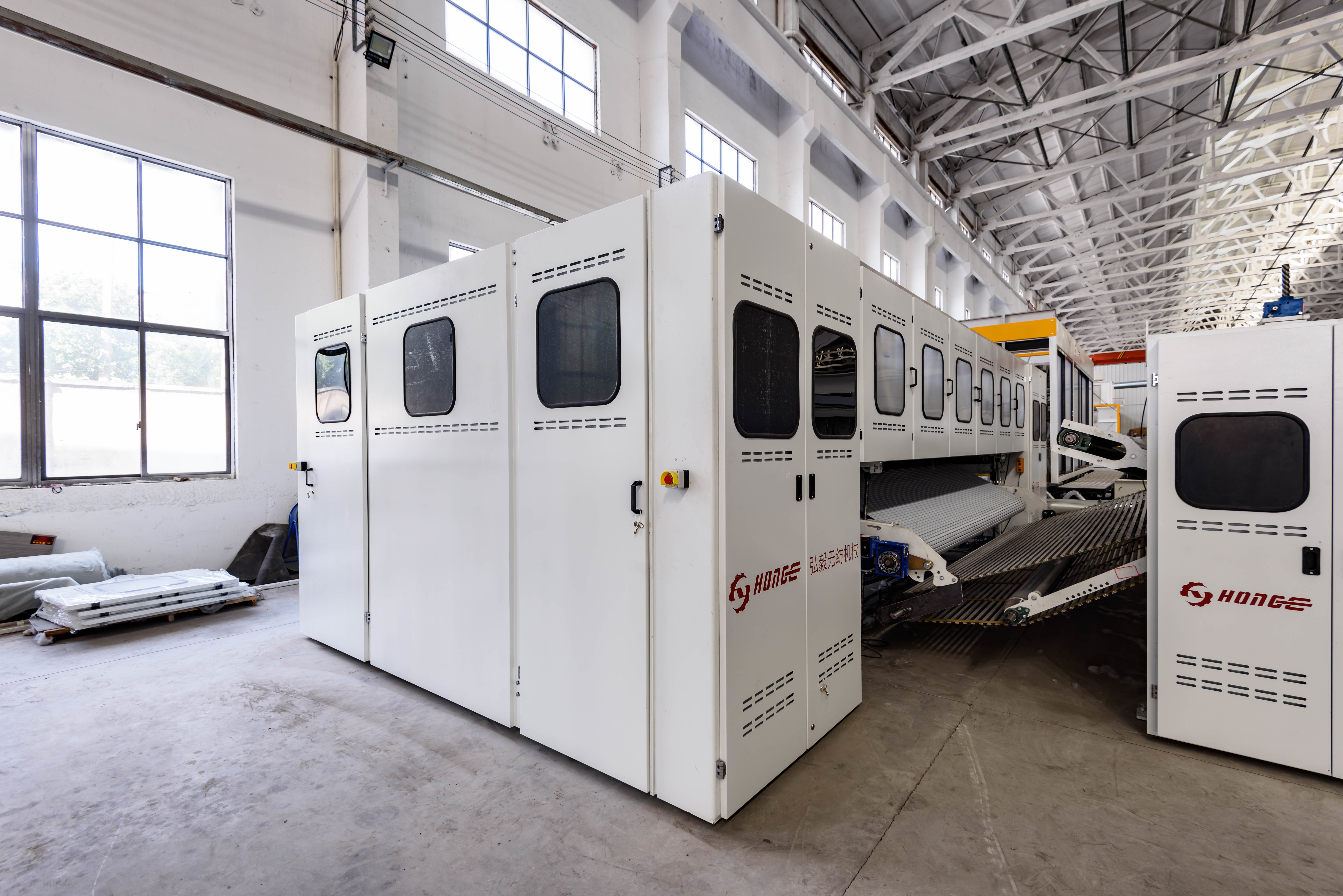 Équipement et machine pour la fabrication de lamelles en croix non tissées blanches de grande capacité